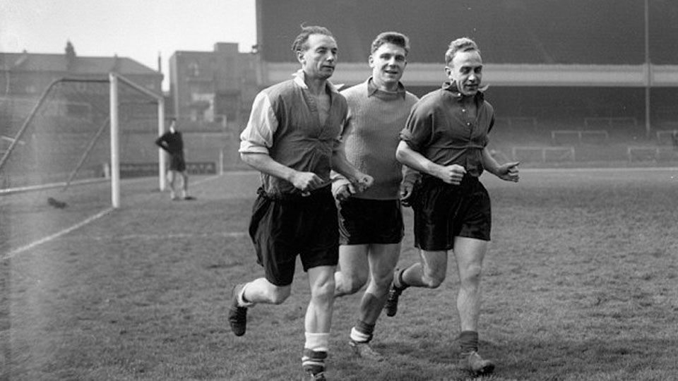Stanley Matthews (kiri) bersama rekan-rekannya di Blackpool. Copyright: &copy; dailymail.co.uk
